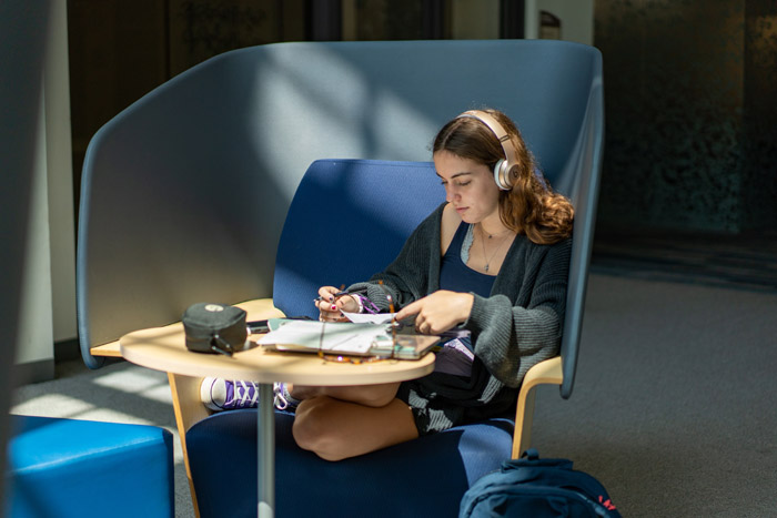 First_Week_Studying_Library_20220830_LOH_15_odeiweb_700x700widget.jpg